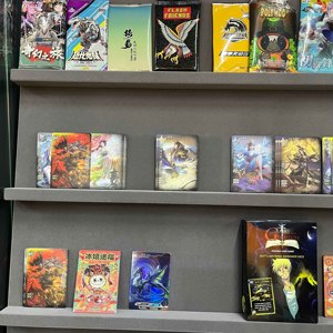 بطاقات لعب مطبوعة حسب الطلب من مجموعة فاخرة، بطاقات كرتونية وأنمي لنجوم الألعاب مع حقيبة فويل للمعجبين - Product Image 3