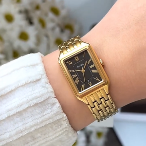 Reloj de pulsera para mujer de acero inoxidable de dos colores con indicador de fecha de tres agujas y marcadores de hora con números romanos simulados - Product Image 5
