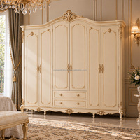 Lit King Size Classique Français Haut de Gamme en Tissu Crème avec Cadre en Bois Sculpté – Mobilier de Chambre de Luxe pour Villa et Hôtel