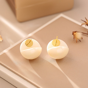 <span class=keywords><strong>Orecchini</strong></span> a perno dal design minimalista con perle bianche a forma di bocca di pesce, eleganti, alla moda, versatili e adatti per il commuting - Product Image 2