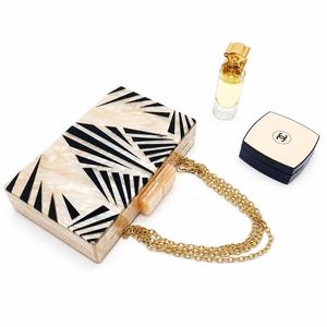 Sac à main élégant pour femmes en résine avec motif géométrique noir et blanc, sacs à main en acrylique pour mariage, soirée - Product Image 4