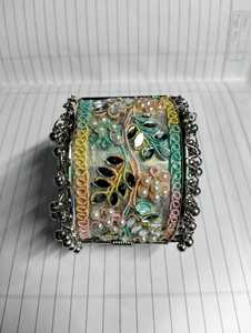 Brazalete Textil Bordado con Perlas, Trabajo de Espejo y Detalles Metálicos Decorativos - Product Image 4