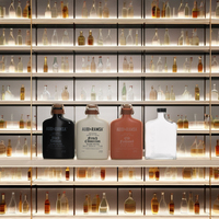 Bouteille de whisky en céramique de verre plat de luxe personnalisée de 350ml bouteilles d'alcool rechargeables avec cachetage en cuir et dessus en liège