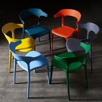 Tabouret à dossier en plastique épaissi de style nordique, chaise de salle à manger en corne de bœuf, chaise simple de style italien, chaise pour adultes et personnes âgées, Chine