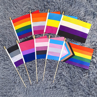 Petit drapeau arc-en-ciel lesbien gay LGBTQ de fierté promotionnel, mini drapeau à main avec mât en plastique pour célébration, fête, vacances