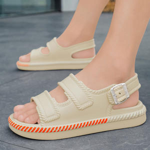 Sandalias de exterior para hombre, antideslizantes para baño, con suela gruesa y acolchada, pantuflas suaves para el hogar. - Product Image 4