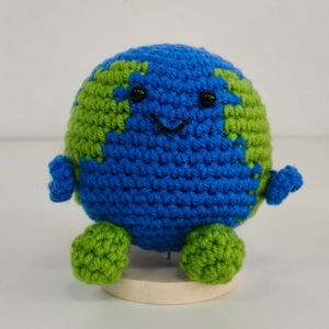 Muñeco de Tierra Tejido a Crochet DAMAI, Peluche de Planeta con Bloques de Color Azul y Verde, Regalo de Cumpleaños, Adorno de Escritorio, Juguete de Globo Terráqueo Tejido - Product Image 2
