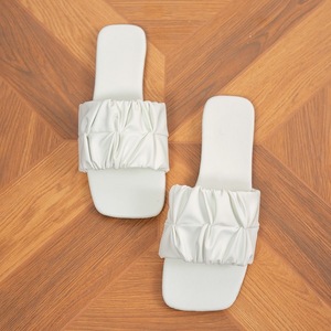 Sandales plates plissées antidérapantes à enfiler pour l'été, la plage et l'extérieur, confortables et légères - Product Image 1
