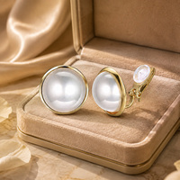 Anting-anting jepit mutiara imitasi bulat besar klasik warna emas berbingkai tanpa tindik perhiasan pengantin wanita untuk wanita dan gadis hadiah pesta.