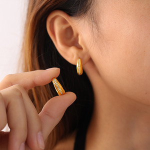 Pendientes Huggie Geométricos en Forma de C, Oro, Plata, Acero Inoxidable, para Uso Diario - Product Image 4