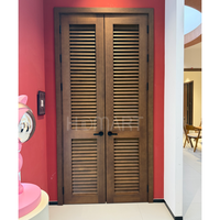 Porte intérieure à double volet avec finition grain de bois, volet de ventilation à lattes complètes, porte double battante en bois