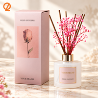 Diffuseur de parfum d'ambiance haut de gamme écologique sans alcool en verre dépoli rose avec fleurs séchées et col doré pour la maison