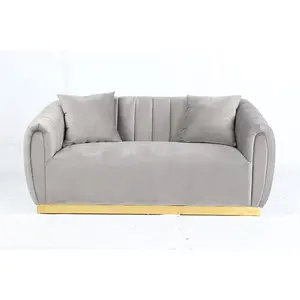 Nuovo divano da sposa Emporium con struttura in acciaio inossidabile dorato in primo piano