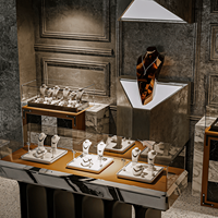 Agencement de magasin de bijoux et montres de luxe : personnalisation complète de la pièce, vitrine en verre, présentoir à bijoux, décoration de magasin
