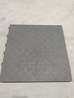 Tapis de sol solide en plastique épissé résistant à l'usure pour atelier de réparation automobile moderne, atelier d'entretien, réparation de machines, magasin 4S, garage, salle de sport