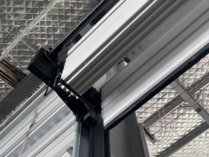 Rèm PVC Khung Thép Cửa Nhà Để Xe Máy Bay Xếp Chồng Tự Động - Product Image 5