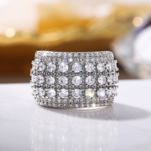 Anello con Design a Otto Cuori e Frecce, Stile Classico per Donne - Product Image 3