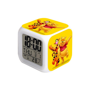 Réveil numérique <span class=keywords><strong>de</strong></span> bureau industriel avec design personnalisé, couleurs variables et fonction calendrier - Product Image 6