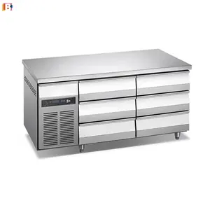 Un frigorifero speciale della cucina del ristorante sotto il cassetto del congelatore del congelatore del banco da lavoro refrigerato speciale dell'hotel