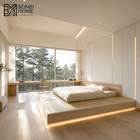 Lit plateforme tatami encastré sur mesure, blanchi à la chaux, style suédois, avec armoire intégrée sans jointure pour chambre nordique