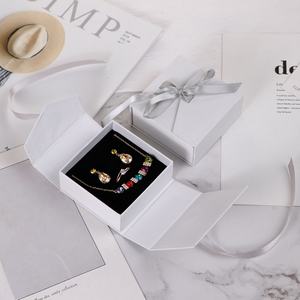 Emballage rigide magnétique haute brillance avec logo en relief pour diffuseur d'air de voiture de luxe et kits de clips de ventilation - Product Image 1