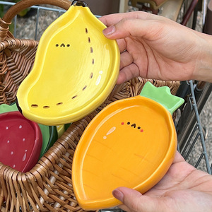 Petite assiette à sauce/aromatisant en céramique en forme de fruit, motif dessin animé créatif et mignon pour enfants, passe au micro-ondes, design adorable, plat à collation émaillé - Product Image 3