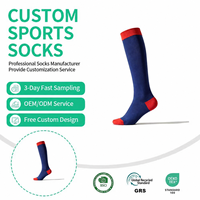 Chaussettes de sport personnalisées OEM, hauteur genou, bleu roi et rouge, bloc de couleurs, bord côtelé, chaussettes athlétiques