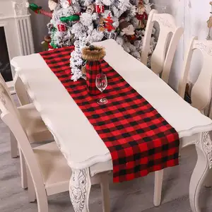 新的红色和黑色格子格子桌布和桌板的圣诞装饰