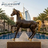 Sculpture de cheval en bronze arabe antique de luxe haut de gamme, en feuille d'or 24 carats, artisanale, grandeur nature, pour décoration de jardin extérieur et de villa