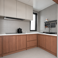Lemari Dapur Modern Dua Warna dengan Unit Dasar Motif Kayu dan Lemari Dinding Putih untuk Proyek Renovasi Interior Apartemen