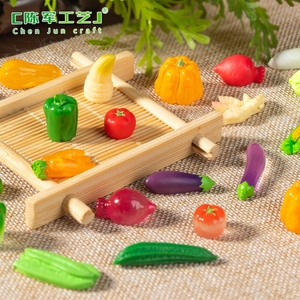 Accessoires DIY pour sacs surprises, miniatures à suspendre, représentant des légumes de simulation (citrouilles, radis) pour micro-paysages, thème alimentaire et ludique. - Product Image 3