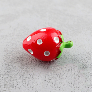 Al por mayor: Dijes de resina 3D de fresa, mini colgantes de resina para llavero, modelos de supermercado en miniatura para casa de muñecas DIY, estilo caricatura - Product Image 5