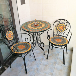 <span class=keywords><strong>Table</strong></span> et chaise de balcon en fer de style européen ensemble de trois pièces <span class=keywords><strong>table</strong></span> et chaise de thé en mosaïque pour cour extérieure - Product Image 1