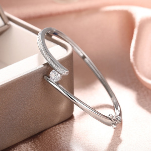 Bracciale in oro bianco con diamanti, taglio rotondo brillante, colore G, gioielli classici da sposa naturali da donna - Product Image 1