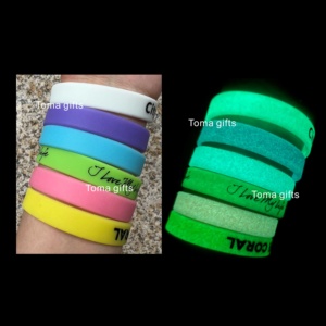 Bracelet en silicone imperméable gravé au laser avec logo personnalisé, lumineux et phosphorescent dans le noir, cadeau de mariage, promotionnel <span class=keywords><strong>pour</strong></span> les fêtes - Product Image 2