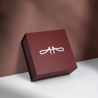 Boîte rigide pliable à fermeture magnétique, portable et peu encombrante, rouge bordeaux de luxe, avec ruban imprimé personnalisé pour chaussettes