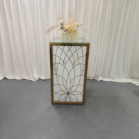 Table de cocktail carrée Art Déco avec panneau ajouré et cadre doré pour présentation de mariage