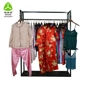 Venta al por mayor directa de fábrica: Ropa y <span class=keywords><strong>zapatos</strong></span> de segunda mano de verano en pacas, pedido mínimo 45 kg, suministro del Reino Unido. - Product Image 5