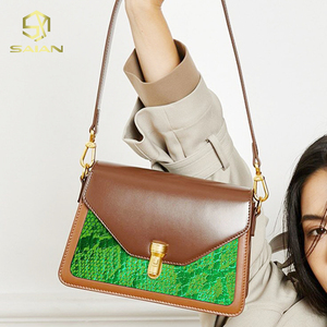 Rollos de <span class=keywords><strong>vinilo</strong></span> de cuero de PVC <span class=keywords><strong>dorado</strong></span> de Color Glory de 0,8 MM Diseño de textura de piel de serpiente metálica <span class=keywords><strong>para</strong></span> zapatos Bolsos Carteras-Cuero sintético - Product Image 6