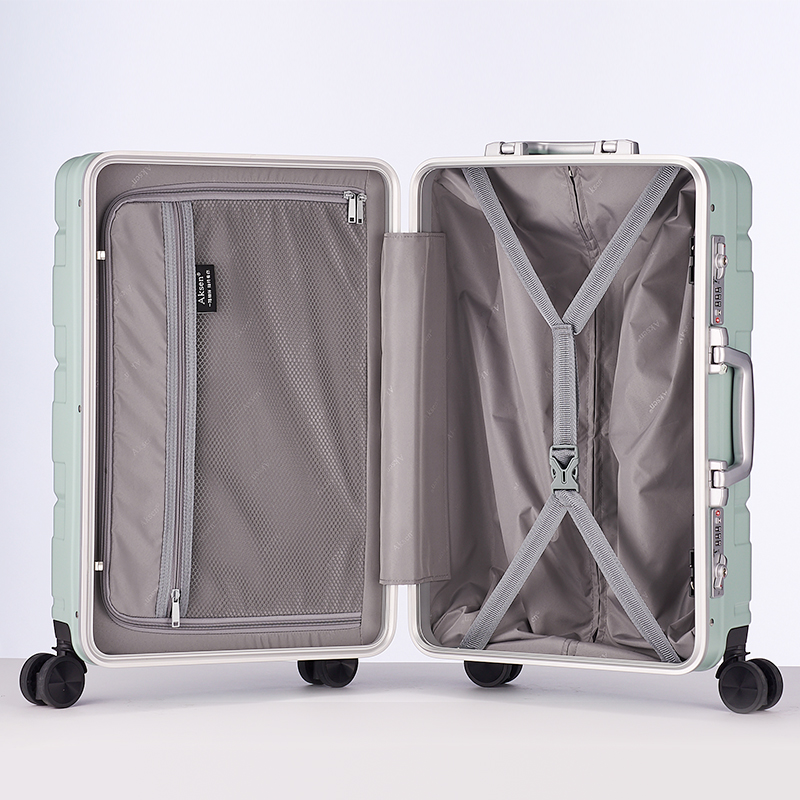 Легкий чемодан с алюминиевой рамой