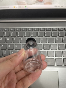Bouteille ronde en plastique PET transparent de 1oz 30ml avec couvercle 20-400 en polypropylène noir avec revêtement en plastique LDPE Polycone - Product Image 2