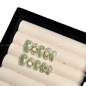 Faux ongles de luxe vert clair effet œil de chat français, avec dentelle gravée et strass, élégants, pour la vente en gros - Product Image 3