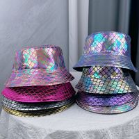 Nouveau Chapeau Bob Imperméable en PU Brillant Effet Laser Arc-en-ciel Réversible pour la Danse et le Spectacle, Tendance et Vente en Gros