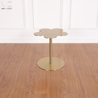 Table basse nordique moderne de salon de luxe contemporaine unique en acier inoxydable doré en forme de fleur en forme de nuage pour la maison