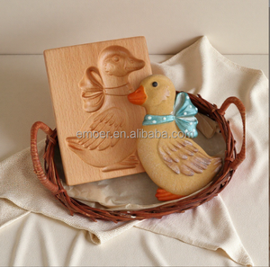 Molde de madera de haya con forma de pato, loto, guirnalda, erizo, zanahoria y rodaja de limón para galletas y bizcochos - Product Image 1