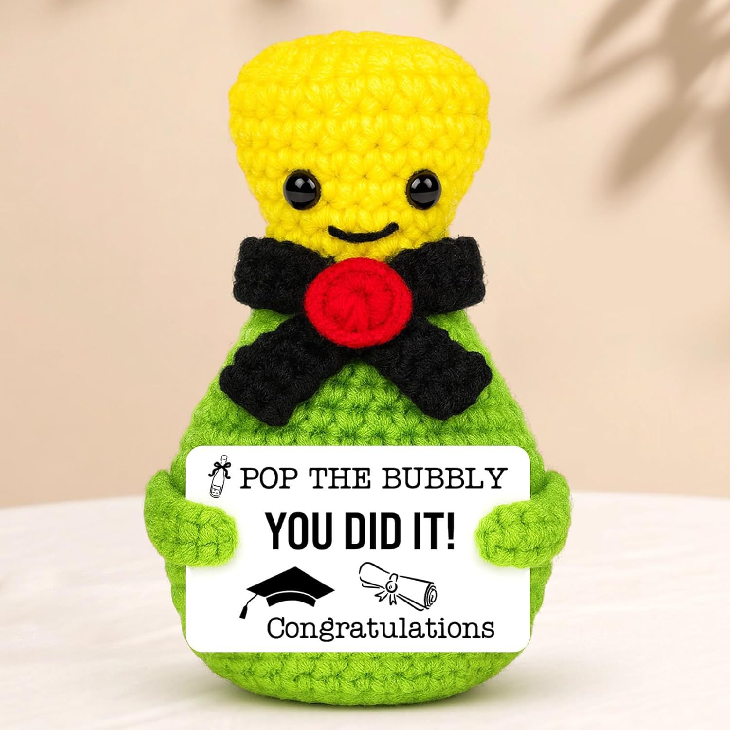 Vous faites des poupées au crochet en forme de bouteille de champagne.