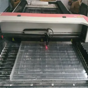 Folha acrílica na máquina do corte do laser