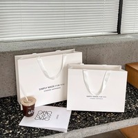 Sac fourre-tout en papier personnalisé avec poignée en ruban, finition mate, impression de logo, commande en gros