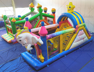 Château gonflable licorne avec toboggan - Aire de jeux aquatique pour enfants pour fête de jardin - Product Image 3