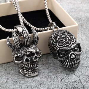 Collier pendentif crâne en acier inoxydable unisexe, bijoux de mode à thème punk asymétrique - Product Image 1